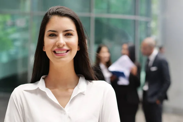 Retrato Uma Mulher Negócios Terno Gravata Feliz Sorridente Enquanto Olha — Fotografia de Stock