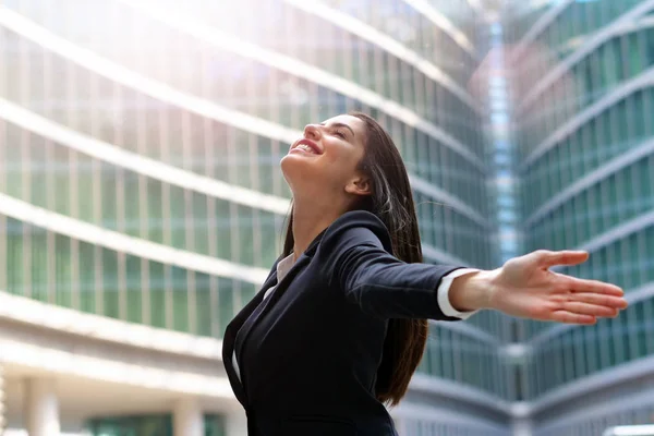 Una Mujer Negocios Vestida Con Traje Levanta Los Brazos Cielo — Foto de Stock