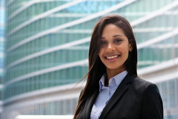 Retrato Uma Mulher Negócios Terno Gravata Feliz Sorridente Enquanto Olha — Fotografia de Stock