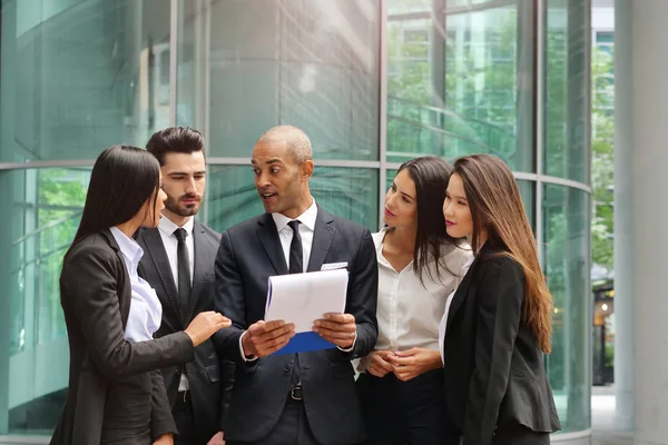 Les Gens Affaires Différents Groupes Ethniques Vêtus Costumes Cravates Parlent — Photo