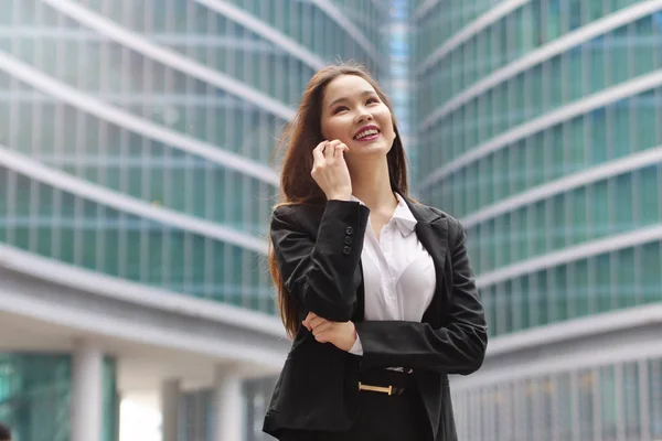 スーツとネクタイ 幸せと笑顔 オフィスの外 携帯電話を使用して呼び出し中の東洋ビジネス女性の肖像画 ネットワーク — ストック写真