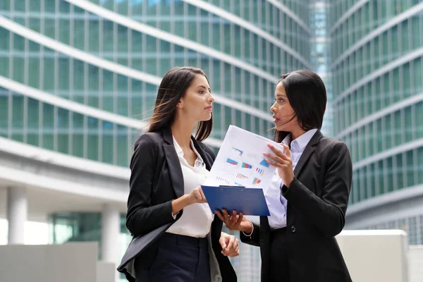 Une Femme Affaires Différentes Ethnies Parle Finance Regardant Les Modèles — Photo