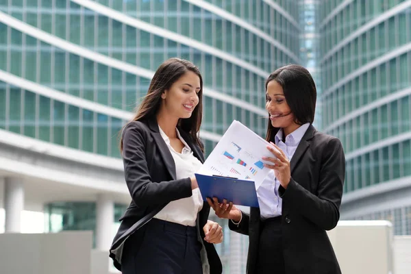 Une Femme Affaires Différentes Ethnies Parle Finance Regardant Les Modèles — Photo