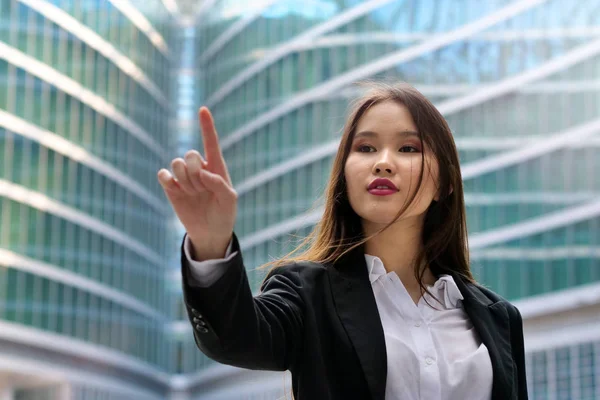 Uma Mulher Negócios Olhando Holográfico Gráfico Futurista Sobre Desempenho Dos — Fotografia de Stock