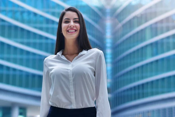 Retrato Una Mujer Negocios Traje Corbata Feliz Sonriente Mientras Mira — Foto de Stock