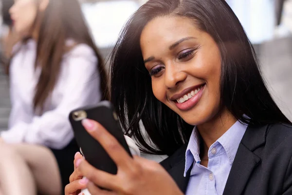 アフリカ系アメリカ人ビジネスの女性彼女は幸せと笑顔のメッセージを送信する メールを仕事やオフィスの外 携帯電話を使用して呼び出します ネットワーク — ストック写真