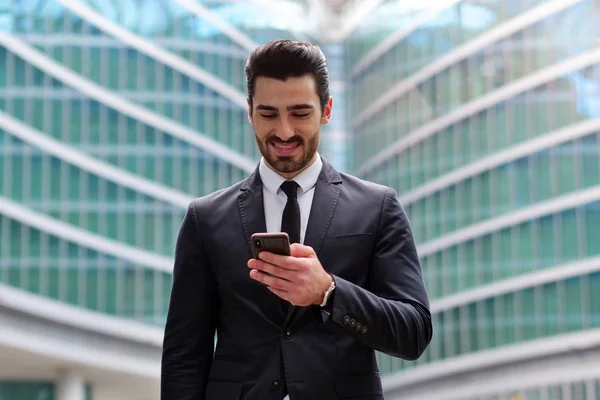 Homem Negócios Terno Gravata Está Feliz Sorrindo Enviar Mensagens Conceito — Fotografia de Stock