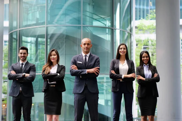 Retrato Empresários Diferentes Origens Étnicas Vestidos Com Ternos Eles Sorriem — Fotografia de Stock