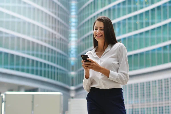 Una Hermosa Mujer Negocios Ella Feliz Sonriente Enviar Mensajes Correos — Foto de Stock