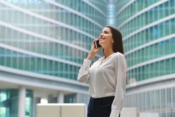 Uma Mulher Negócios Bonita Ela Está Feliz Sorrindo Ligar Usando — Fotografia de Stock
