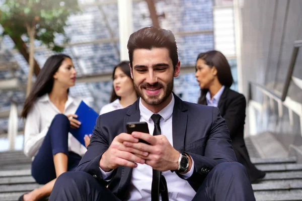 Obchodní Muž Obleku Kravatě Šťastný Usmívající Při Odesílání Zpráv Koncept — Stock fotografie