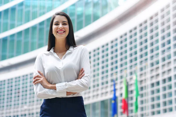 Retrato Una Mujer Negocios Traje Corbata Feliz Sonriente Mientras Mira — Foto de Stock