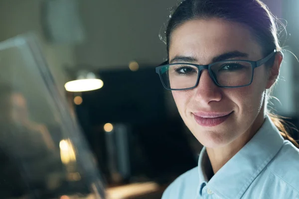 Retrato Uma Mulher Trabalhando Computador Estúdio Design Sorrindo Olhando Para — Fotografia de Stock