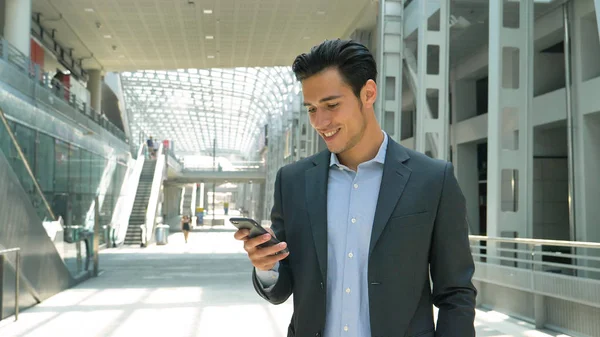 Ein Junger Gutaussehender Geschäftsmann Student Einem Hemd Der Telefon Arbeitet — Stockfoto