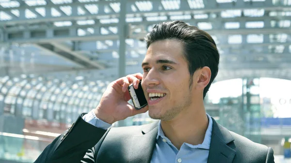 Retrato Jovem Homem Negócios Bonito Estudante Terno Sorrindo Falando Telefone — Fotografia de Stock