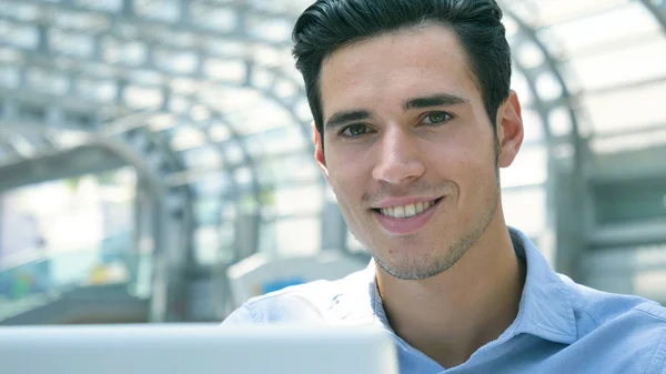 Jovem Homem Negócios Bonito Estudante Uma Camisa Azul Mesa Trabalhando — Fotografia de Stock