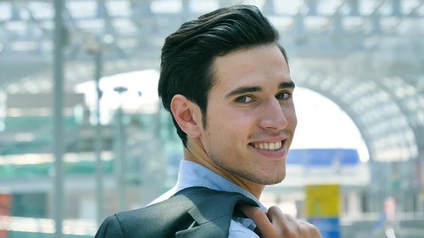 Portret Młody Przystojny Biznesmen Kolorze Dworcu Patrząc Górę Uśmiechnięty Tle — Zdjęcie stockowe