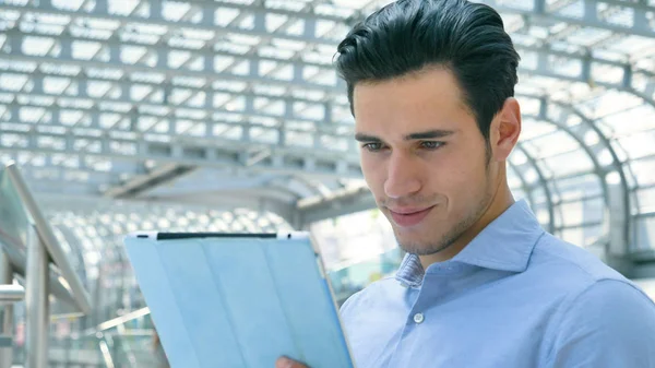 Ein Junger Gutaussehender Geschäftsmann Student Hemd Der Tablet Arbeitet Hintergrund — Stockfoto