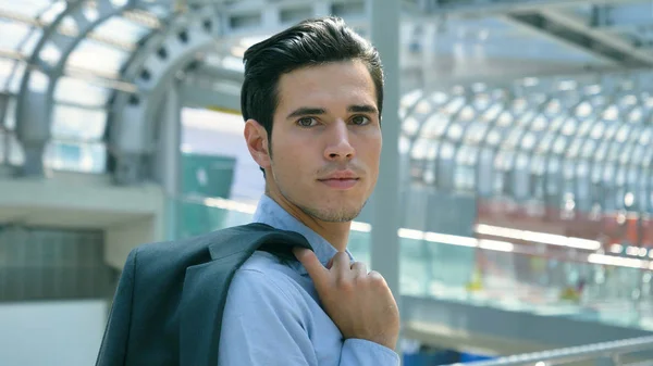 Retrato Jovem Homem Negócios Bonito Terno Estação Olhando Para Cima — Fotografia de Stock