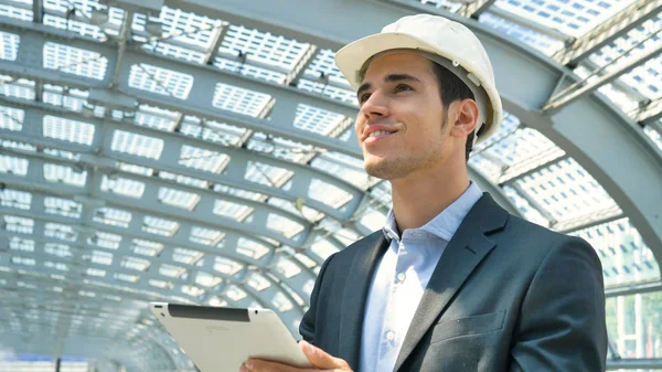 Arquitecto Hombre Casco Blanco Comprobar Calidad Uso Tableta Digital — Foto de Stock