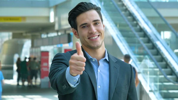 Retrato Jovem Homem Negócios Bonito Terno Estação Levando Negócios Sorrindo — Fotografia de Stock
