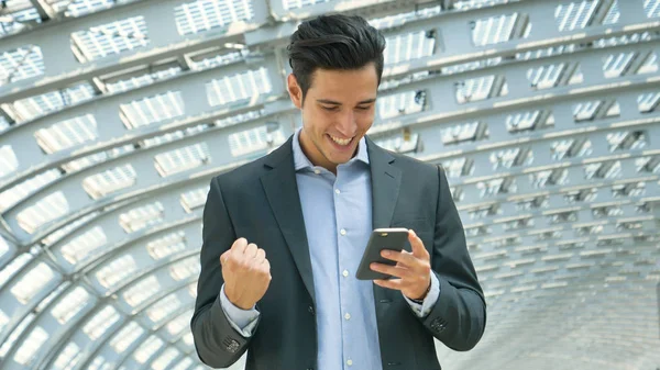 Jovem Empresário Bonito Terno Estação Segurando Pasta Sucesso Negócio Sorrindo — Fotografia de Stock