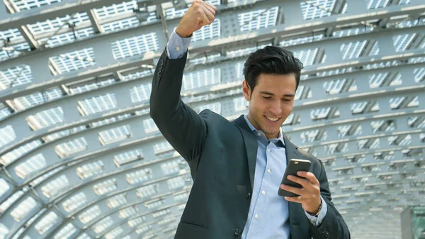 Jovem Empresário Bonito Terno Estação Segurando Pasta Sucesso Negócio Sorrindo — Fotografia de Stock