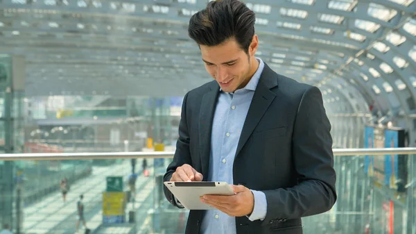 Ein Junger Gutaussehender Geschäftsmann Student Hemd Der Tablet Arbeitet Hintergrund — Stockfoto