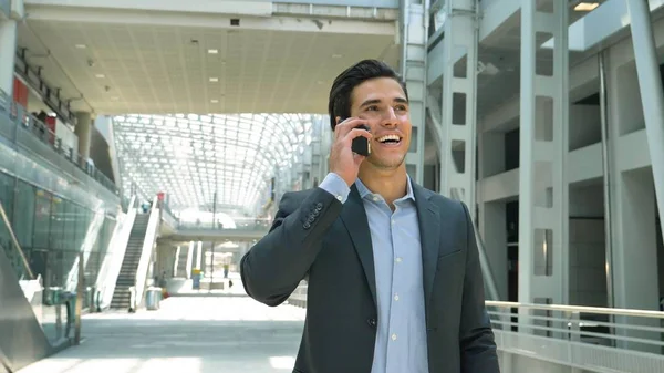 Retrato Jovem Homem Negócios Bonito Estudante Terno Sorrindo Falando Telefone — Fotografia de Stock
