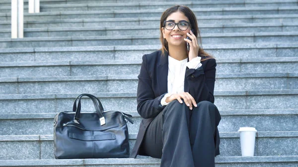 Murid Wanita Bisnis Muda Yang Cantik Berjas Tersenyum Bahagia Duduk — Stok Foto