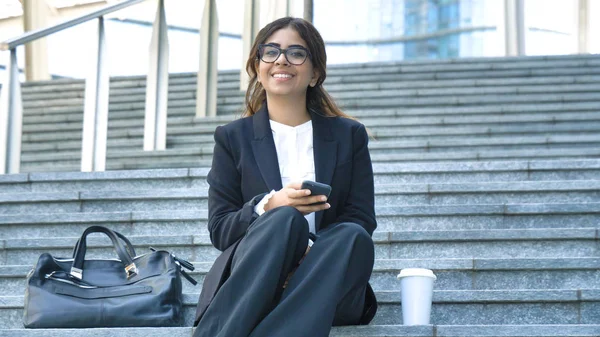 Jovem Bela Estudante Negócios Terno Sorrindo Feliz Sentado Passos Escadas — Fotografia de Stock