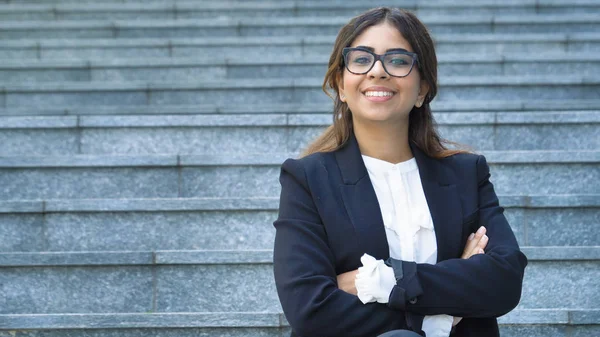 Retrato Jovem Bela Mulher Negócios Estudante Terno Óculos Sorrindo Feliz — Fotografia de Stock