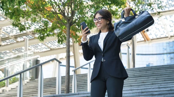 Jalá Hermosa Mujer Negocios Estudiante Traje Sonriendo Feliz Bajando Escaleras — Foto de Stock