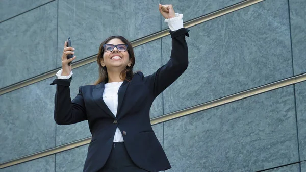 Oung Vacker Affärskvinna Student Kostym Leende Lycklig Går Ner Trappor — Stockfoto