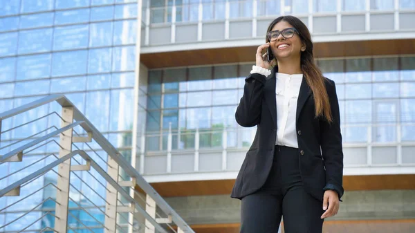 Jovem Mulher Negócios Bonita Estudante Terno Sorrindo Feliz Descendo Escadas — Fotografia de Stock