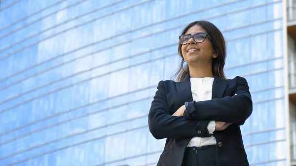 Potret Wanita Bisnis Muda Yang Cantik Mahasiswa Berjas Berkacamata Tersenyum — Stok Foto