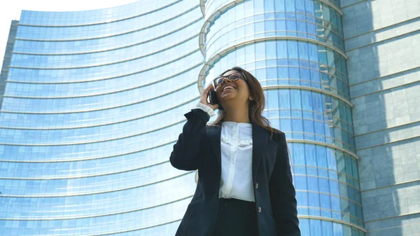 メガネのスーツの若い美しいビジネス女性 女子学生 の肖像 笑みを浮かべて 電話で話している超高層ビル コンセプト 新しいビジネス コミュニケーション アラブ バンカー — ストック写真