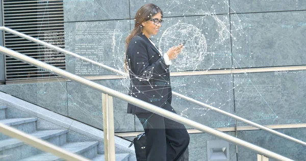 Wanita Bisnis Arab Menyentuh Dengan Hologram Virtual Futuristik Jari Dan — Stok Foto