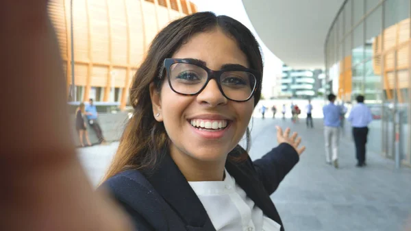 Retrato Una Joven Mujer Negocios Hermosa Estudiante Traje Gafas Caminando — Foto de Stock