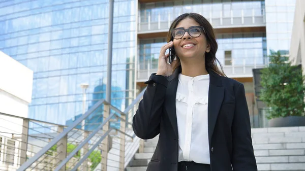 Ung Vacker Affärskvinna Student Kostym Leende Lycklig Steg Går Ner — Stockfoto