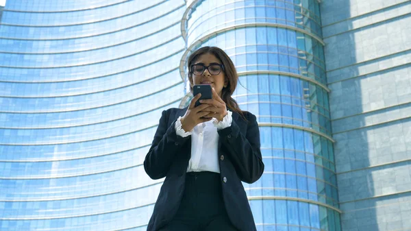 Retrato Una Joven Mujer Negocios Hermosa Estudiante Traje Gafas Sonriente — Foto de Stock