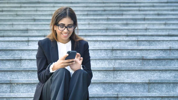 スーツの若い美しいビジネス女性学生ステップ 階段の上に座って携帯電話 プラスチック製のコップ ブリーフケース概念新しいビジネス コーヒーを使用してアラブ メガネ — ストック写真