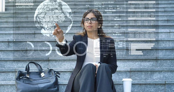 Arabisk Affärskvinna Att Trycka Med Finger Futuristiska Virtuella Hologram Och — Stockfoto