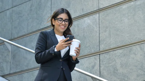 Mulher Negócios Bonita Jovem Estudante Terno Sorrindo Feliz Descendo Escadas — Fotografia de Stock