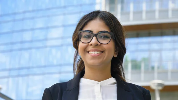 Retrato Una Joven Mujer Negocios Hermosa Estudiante Traje Gafas Sonriente — Foto de Stock