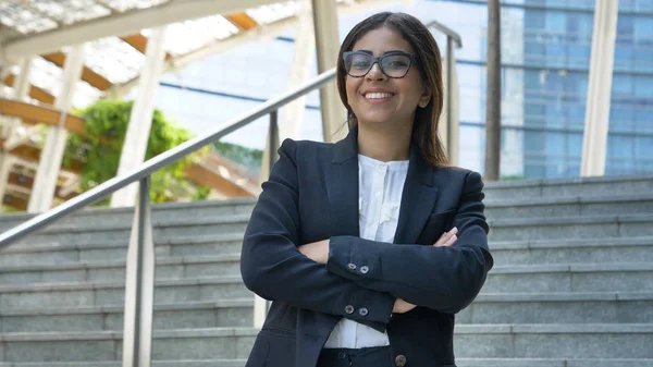 Porträtt Ung Vacker Affärskvinna Student Kostym Glasögon Leende Lycklig Nedför — Stockfoto