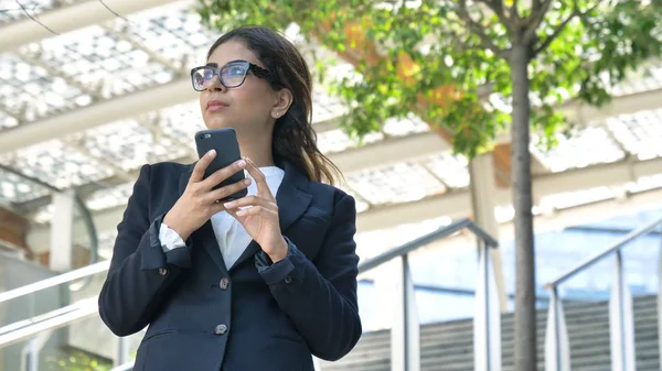 Joven Mujer Negocios Hermosa Estudiante Traje Sonriendo Feliz Bajando Escaleras — Foto de Stock