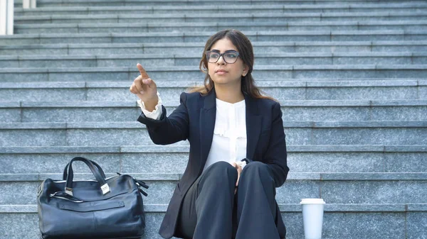 Arabische Geschäftsfrau Berührt Mit Dem Finger Futuristisches Unsichtbares Virtuelles Hologramm — Stockfoto
