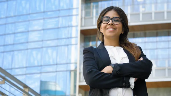 Potret Wanita Bisnis Muda Yang Cantik Mahasiswa Berjas Berkacamata Tersenyum — Stok Foto