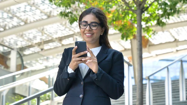 Mulher Negócios Bonita Jovem Estudante Terno Sorrindo Feliz Descendo Escadas — Fotografia de Stock